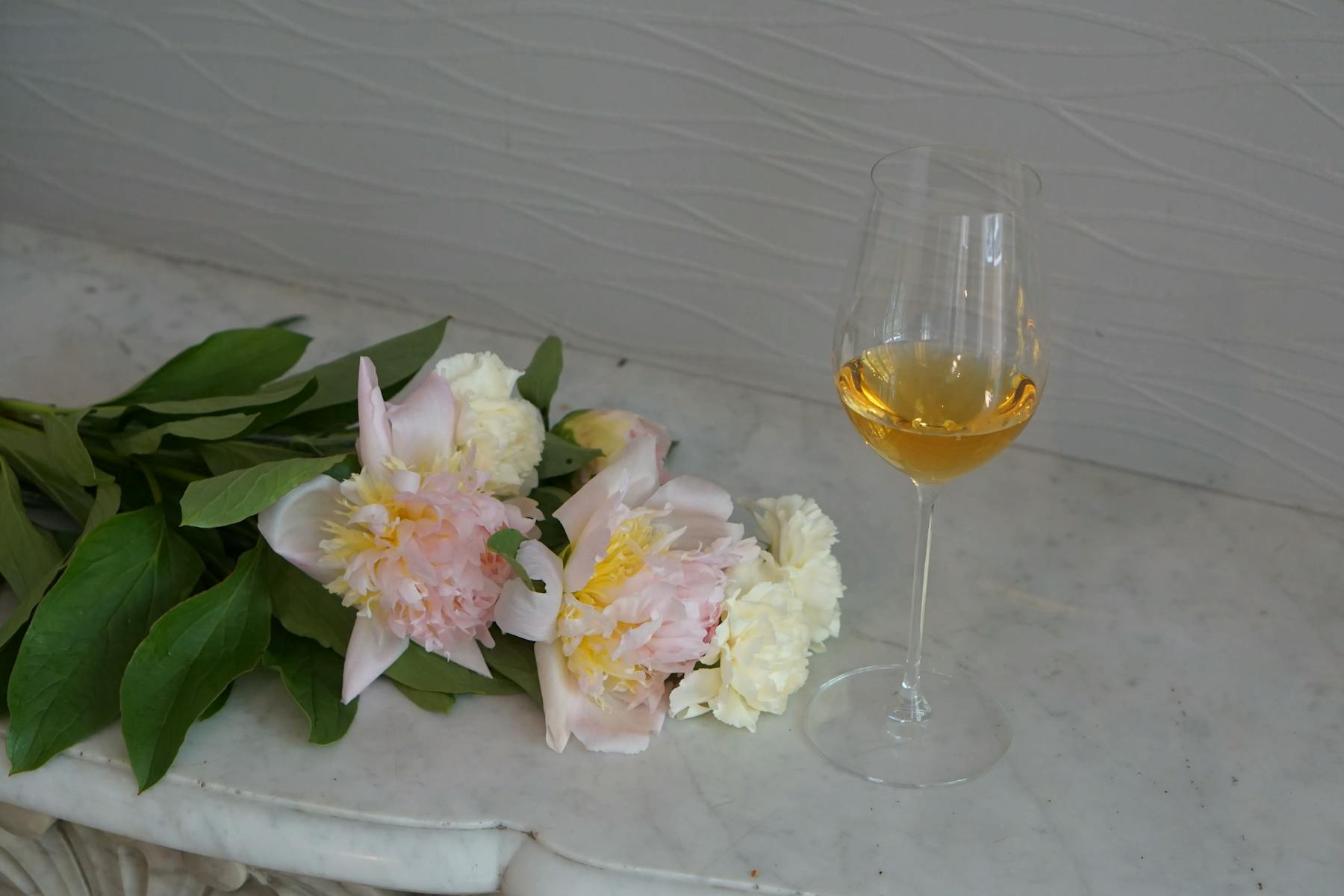 Bouquet de fleur et vin blanc